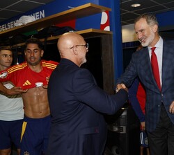 Su Majestad el Rey recibe el saludo del seleccionador de la selección Española de Fútbol, Luis de la Fuente